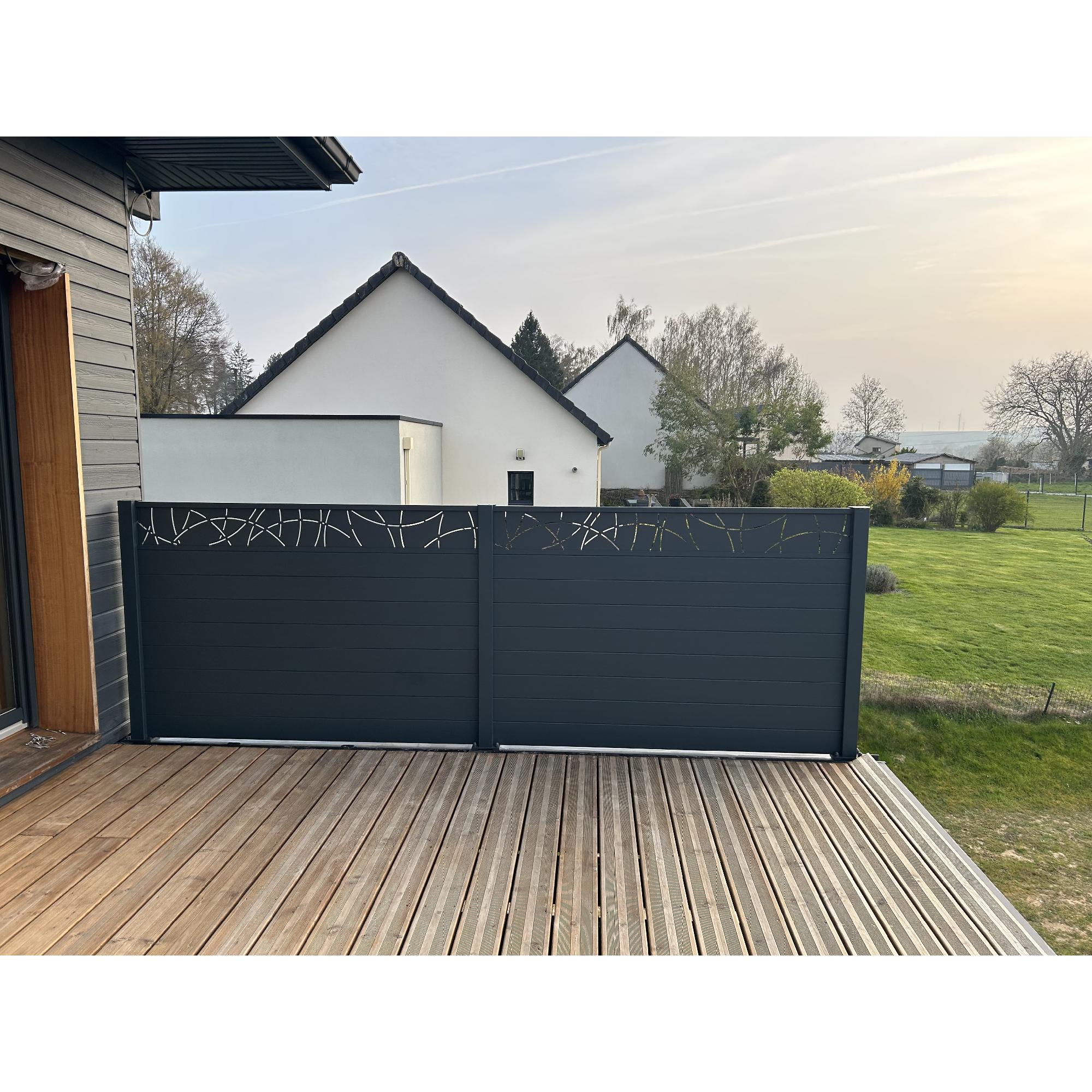 Jean-Luc partage son installation de brise-vue sur mesure, pos&eacute;e sur structure acier, avec...