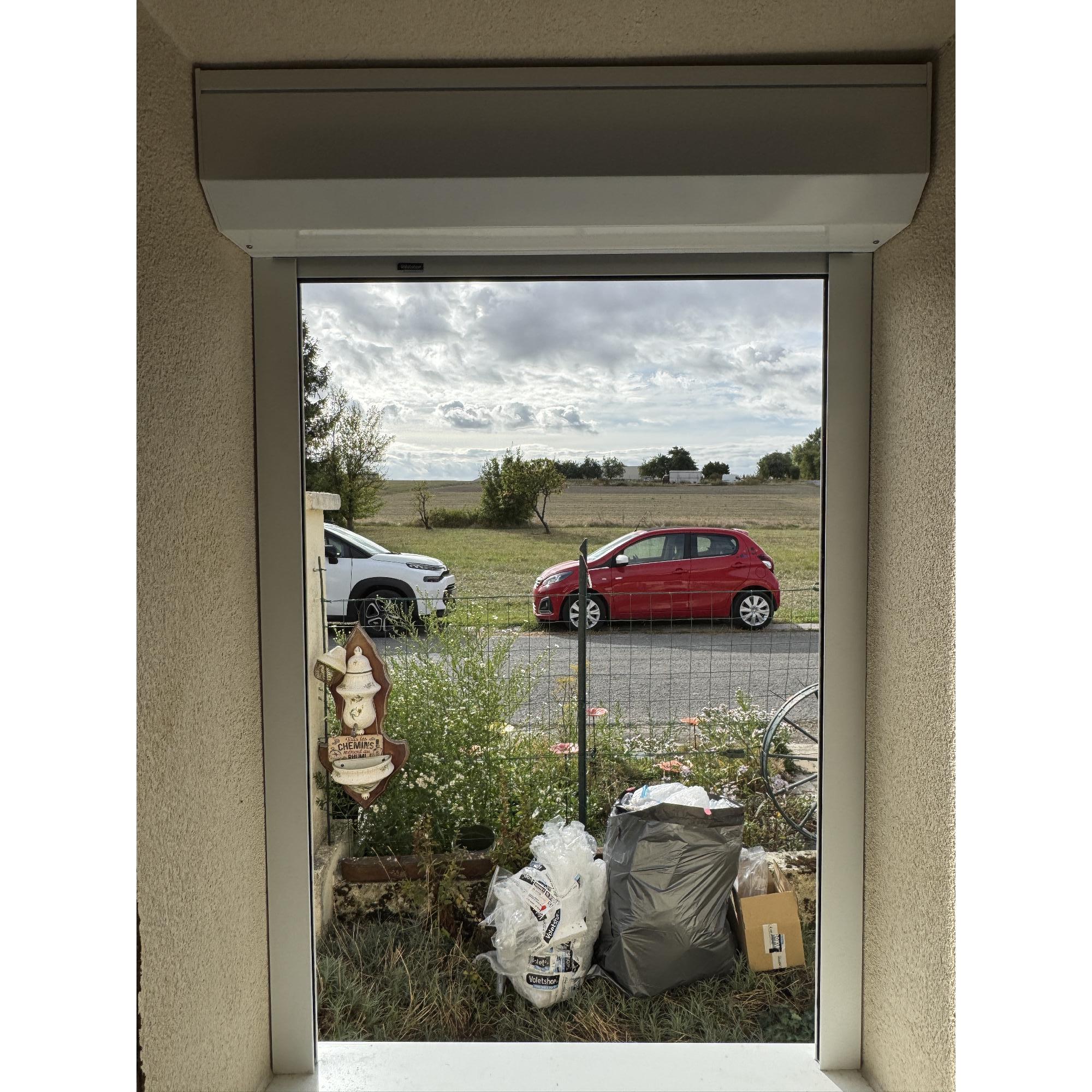 photo-Steven installe un volet roulant solaire Somfy avec VoletShop